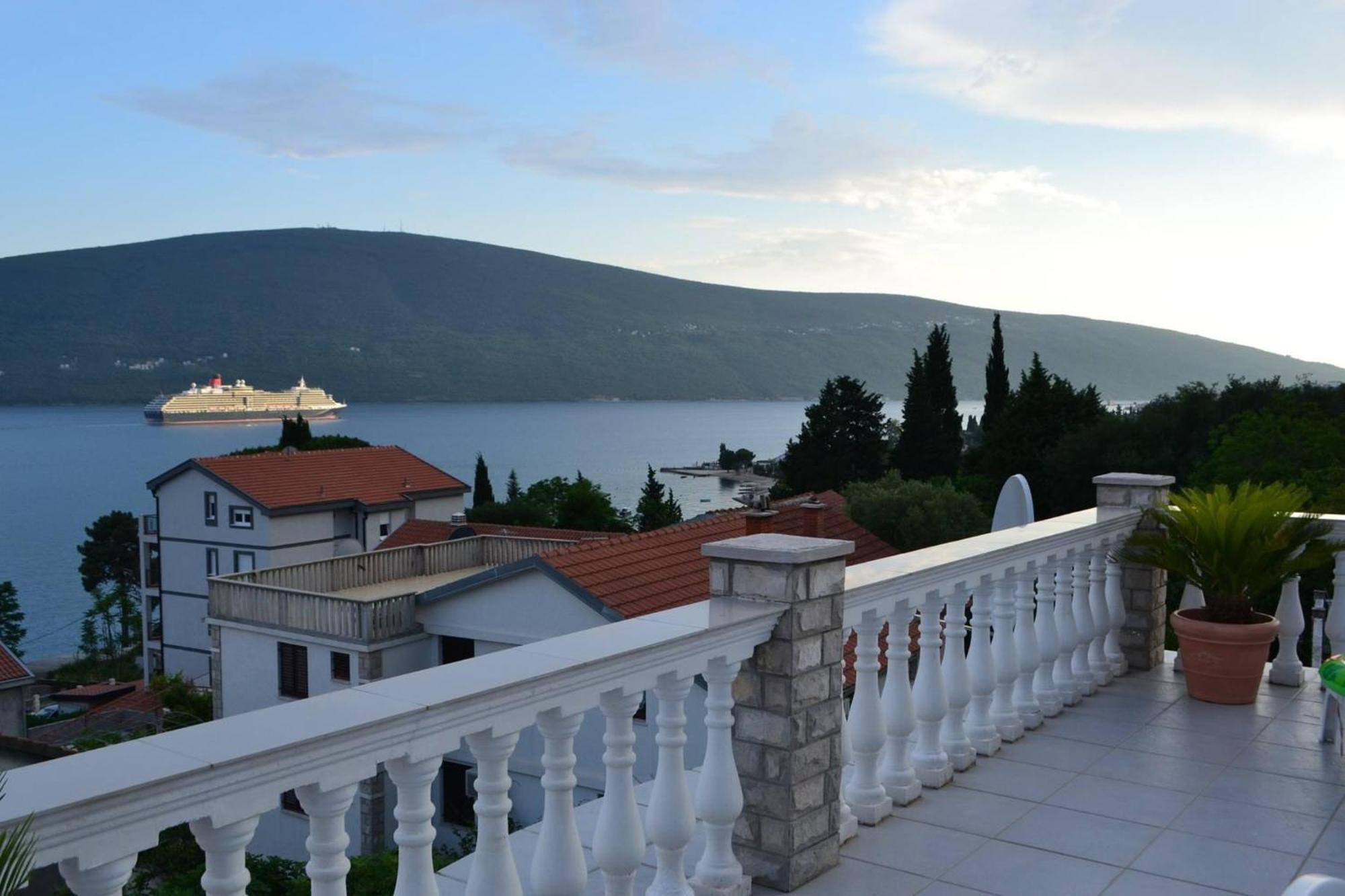 Family House With Pool & Sea View Aparthotel Биела Екстериор снимка
